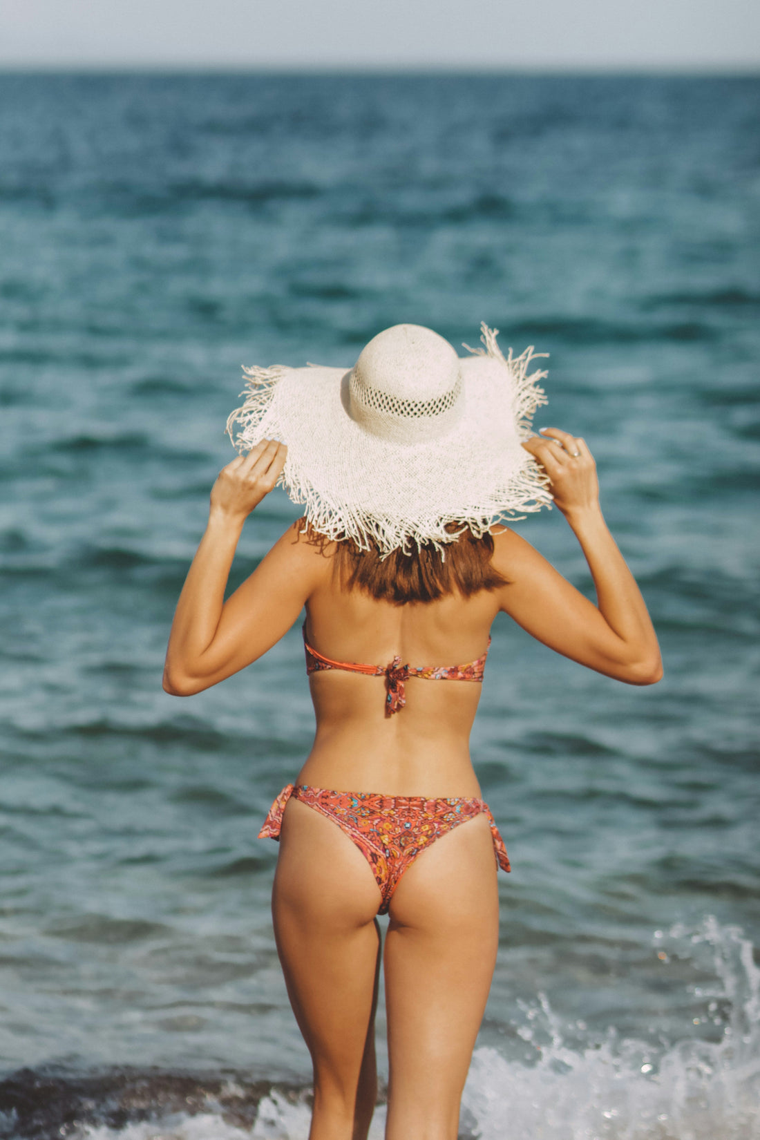 Women laughing on the beach in minimalist bikinis — Vesyn
