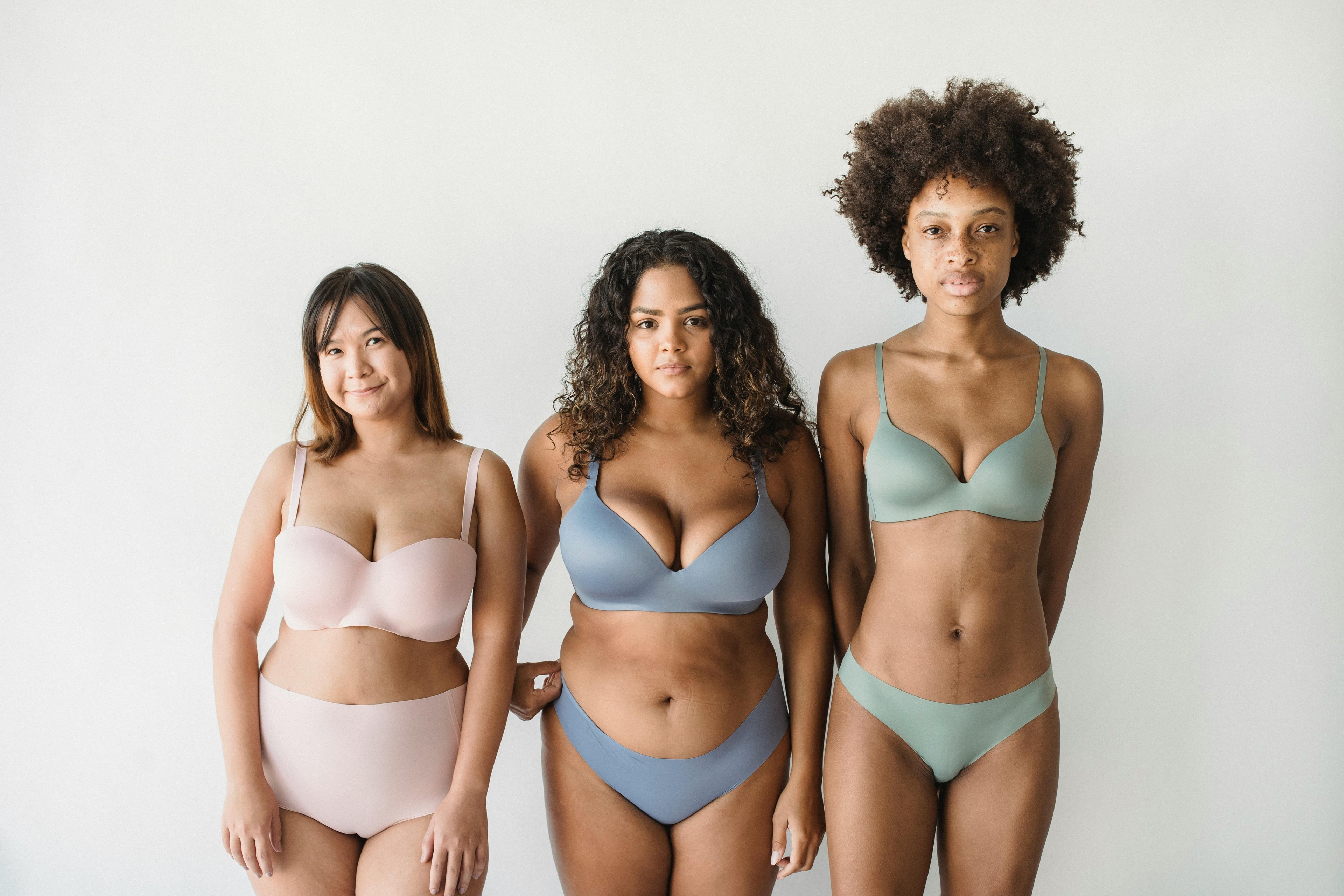 Ice silk camisole bra with built-in support for Latin America’s warm April weather — invisible, breathable, sizes XS to 4XL