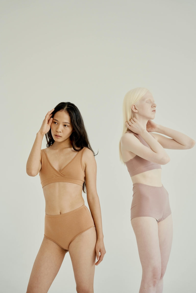 Woman wearing lightweight seamless underwear on a warm summer day — Vesyn