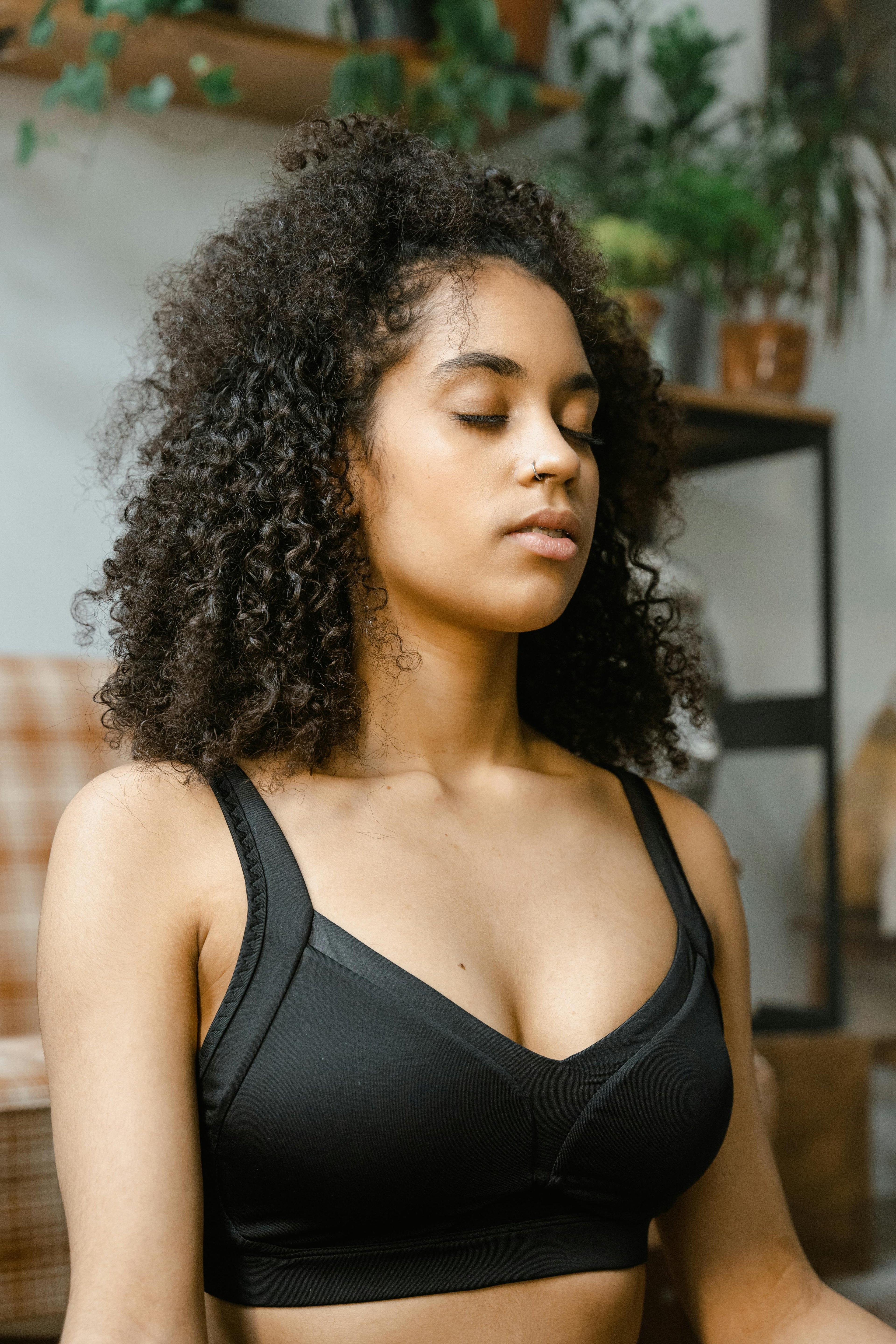 Mulher usando sutiã sem costura leve e confortável no calor do outono brasileiro